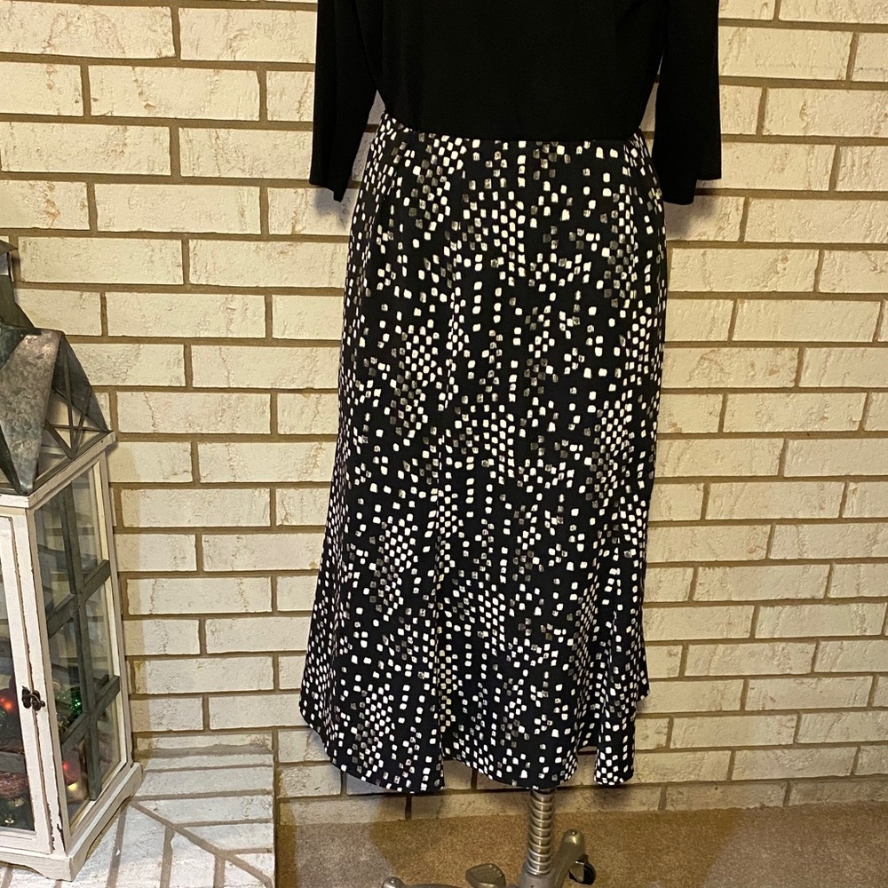 Jones Wear Black and White Patterned Midi Skirt